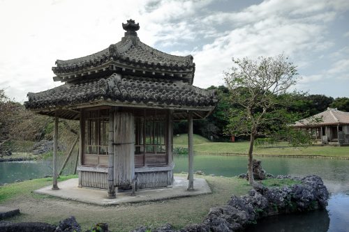 Pavillon en bois dans le jardin Shikinaen à Naha dans la Préfecture d'Okinawa, Japon