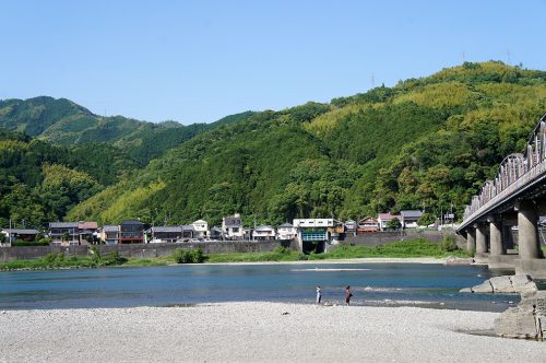 La rivière Niyodogawa à Ino dans la préfecture de Kochi, Japon