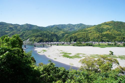 La rivière Niyodogawa à Ino dans la préfecture de Kochi, Japon