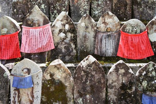 Statues de Jizo au temple Chikurin-ji dans la ville de Kochi, sur l'île de Shikoku, Japon