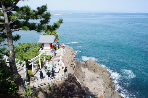 Petit sanctuaire sur la plage de Katsurahama à Kochi, sur l'île de Shikoku, Japon