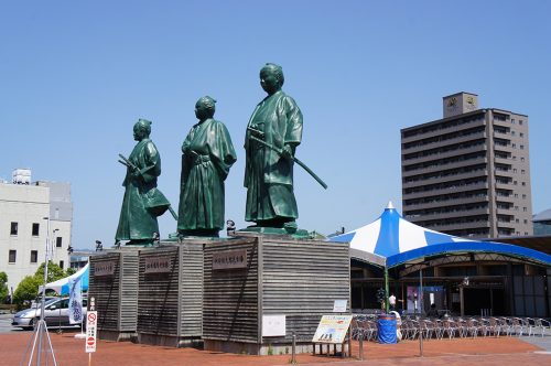 Statues de samouraïs dans la ville de Kochi, sur l'île de Shikoku, Japon