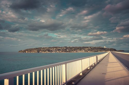 Vue sur l'île de Kouri, à proximité de l'aquarium Churaumi, reliée à l'île d'Okinawa, Japon