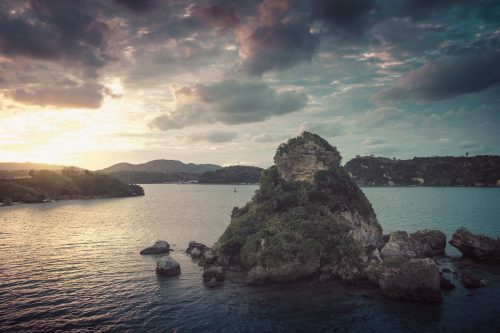 Vue de l'île de Kouri, à proximité de l'aquarium Churaumi, reliée à l'île d'Okinawa, Japon