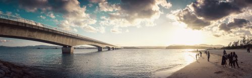 L'île de Kouri, à proximité de l'aquarium Churaumi, reliée à l'île d'Okinawa, Japon
