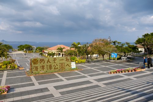 Entrée de l'aquarium Churaumi sur l'île d'Okinawa, Japon