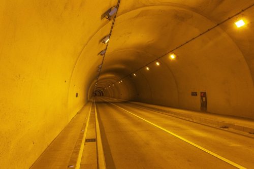 Passage sous un tunnel au détour de la Shimanami Kaido, dans la région de Setouchi au Japon