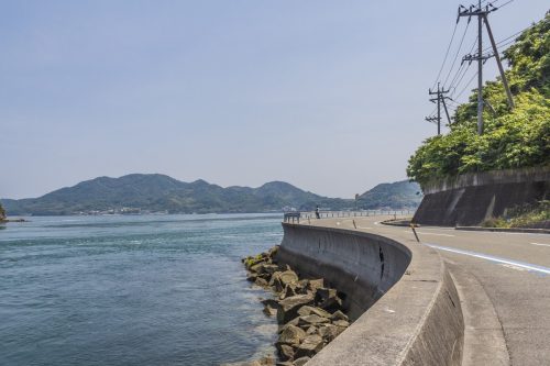 Longer la Mer Intérieure de Seto depuis la Shimanami Kaido, dans la région de Setouchi au Japon