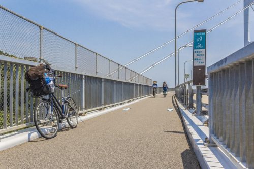 Passage sur l'un des ponts de la Shimanami Kaido, dans la région de Setouchi au Japon