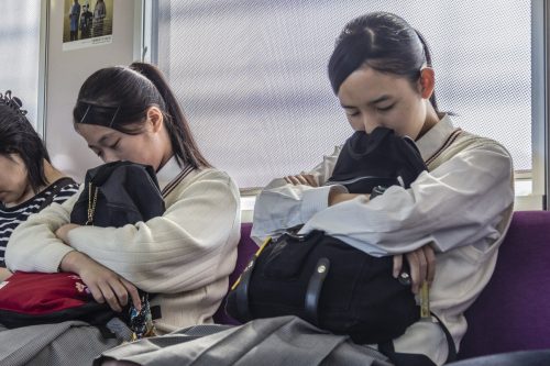 Écolières endormies dans le train pour rejoindre la Shimanami Kaido, dans la région de Setouchi au Japon