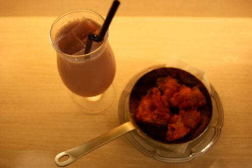 Lassi à la crème de cassis et poulet tandori au Bar Yokocho Akasaka, Tokyo, Japon
