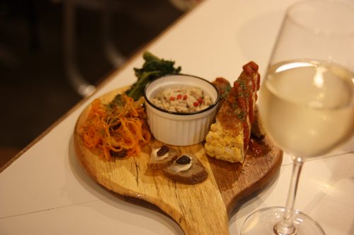 Planche dégustation au restaurant Editor's Fav, Bar Yokocho Akasaka, Tokyo, Japon