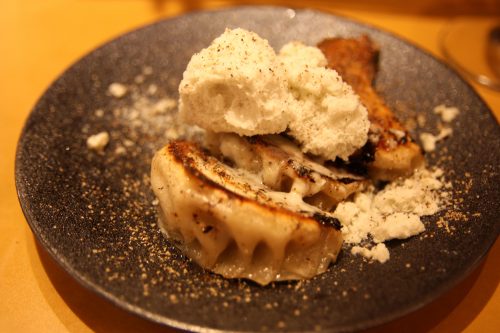 Gyozas revisités au boeuf et au poivre au Bar Yokocho Akasaka, Tokyo, Japon