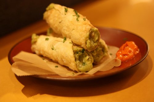 Gyozas revisités façon frites et guacamole au Bar Yokocho Akasaka, Tokyo, Japon
