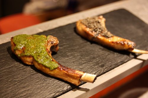 Côtelettes d'agneau servies au Bar Yokocho Akasaka, Tokyo, Japon
