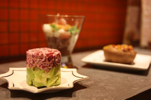 Tapas servis à Chop Shop, au Bar Yokocho Akasaka, Tokyo, Japon