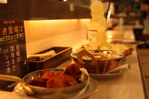 Farandole de plats indiens au Bar Yokocho Akasaka, Tokyo, Japon