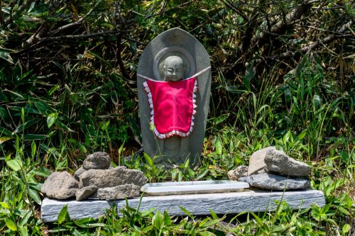 Statue de Bouddha dans une clairière sur les flancs du Mt. Mokoto à Koshimizu, Hokkaido, Japon