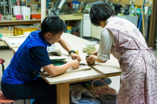 Cours de poterie à l'atelier Hokujigama à Koshimizu, Hokkaido, Japon
