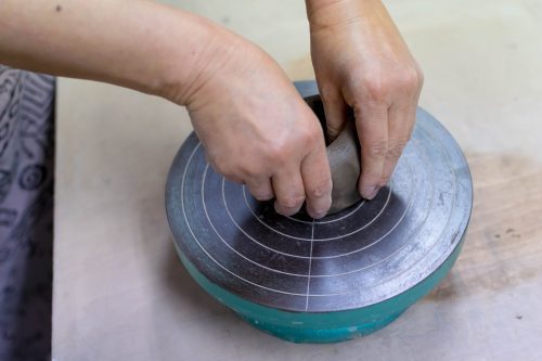 Modelage de l'argile à l'atelier de poterie Hokujigama à Koshimizu, Hokkaido, Japon