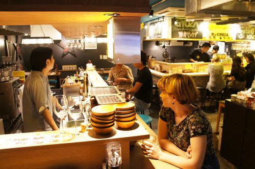 À l'intérieur du Karasuma Bar Yokocho, Kyoto, Japon