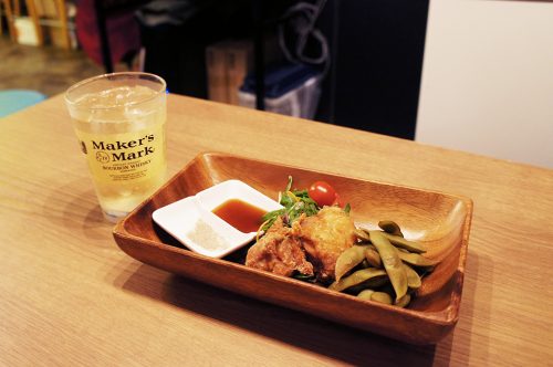 Karaage et edamame fumés accompagnés d'un highball au Karasuma Bar Yokocho, Kyoto, Japon