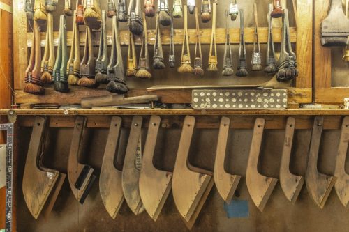 Les outils utilisés dans l'atelier d'impression sur toile de la ville de Murakami près de Niigata, Japon