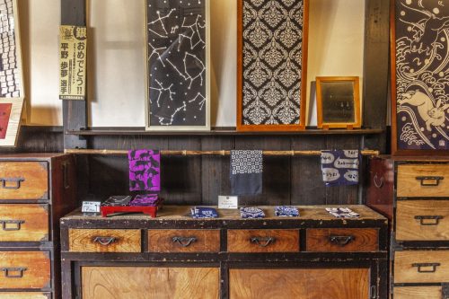 Articles en vente à l'atelier d'impression de la ville de Murakami près de Niigata, Japon
