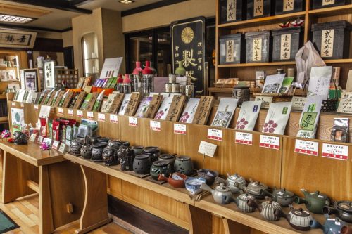 Sachets de thé et théières en vente dans la ville de Murakami près de Niigata, Japon