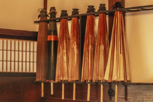 Parapluies traditionnels exposés dans l'auberge Goushikan près de Murakami dans la préfecture de Niigata, Japon
