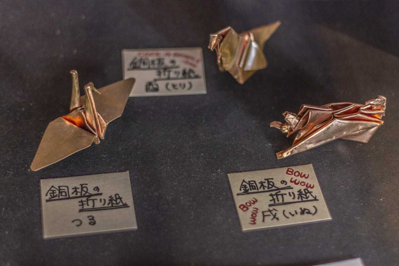 Origami en feuille de cuivre dans un atelier de sculpture et laque sur bois dans la ville de Murakami près de Niigata, Japon