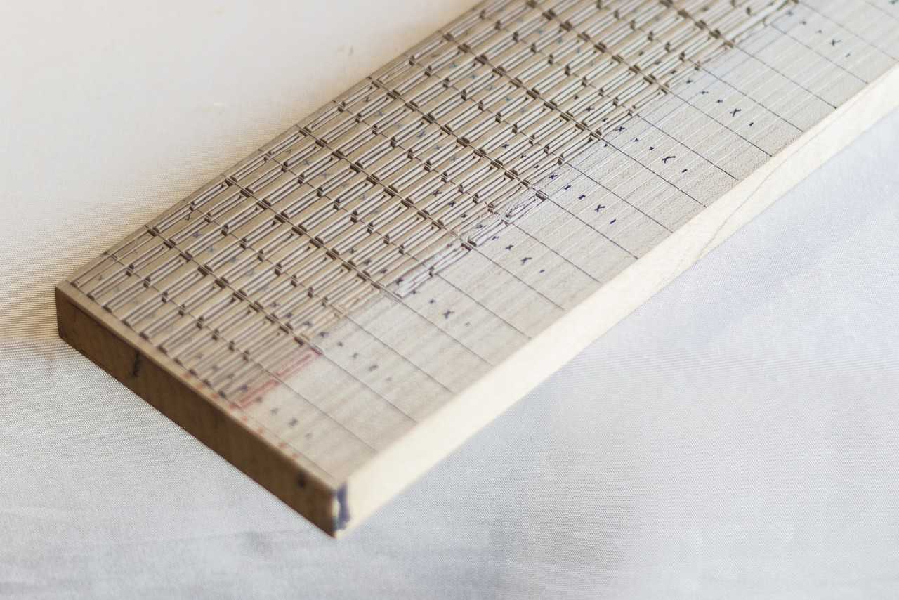 Planche d'entraînement à la sculpture dans un atelier de sculpture et laque sur bois dans la ville de Murakami près de Niigata, Japon