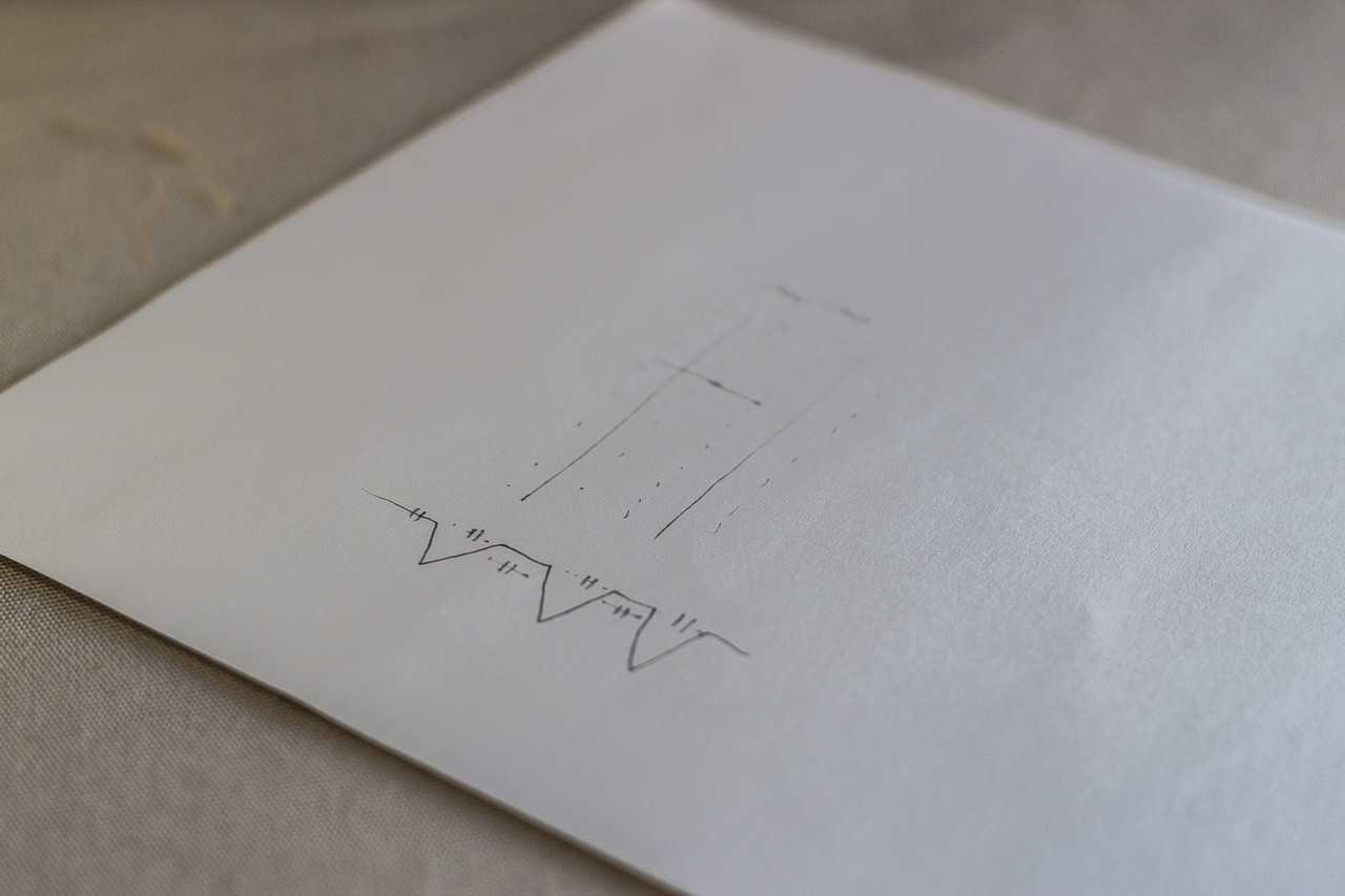 Schéma technique dans un atelier de sculpture et laque sur bois dans la ville de Murakami près de Niigata, Japon