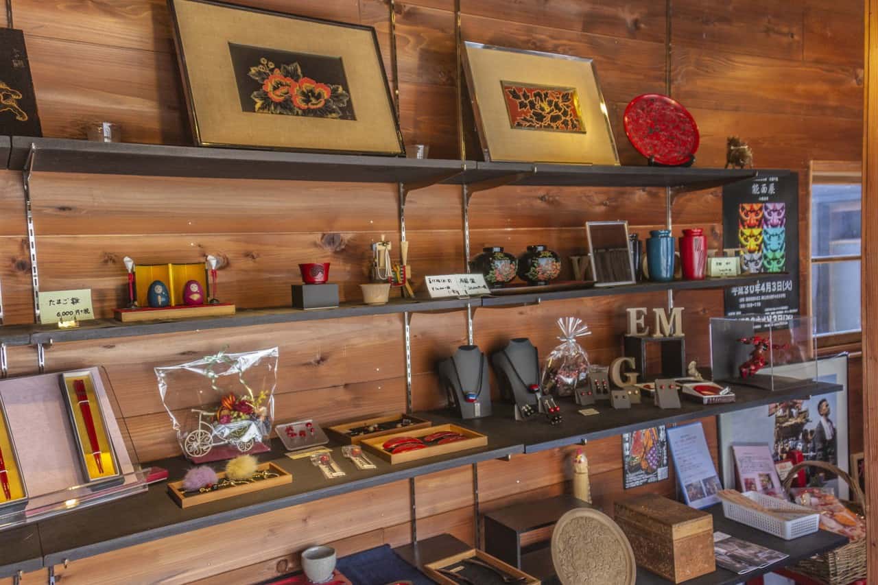 Créations en vente dans un atelier de sculpture et laque sur bois dans la ville de Murakami près de Niigata, Japon