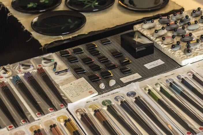 Créations exposées dans un atelier de sculpture et laque sur bois dans la ville de Murakami près de Niigata, Japon