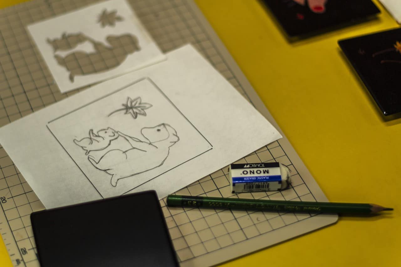 Dessin et pochoir dans un atelier de sculpture et laque sur bois dans la ville de Murakami près de Niigata, Japon