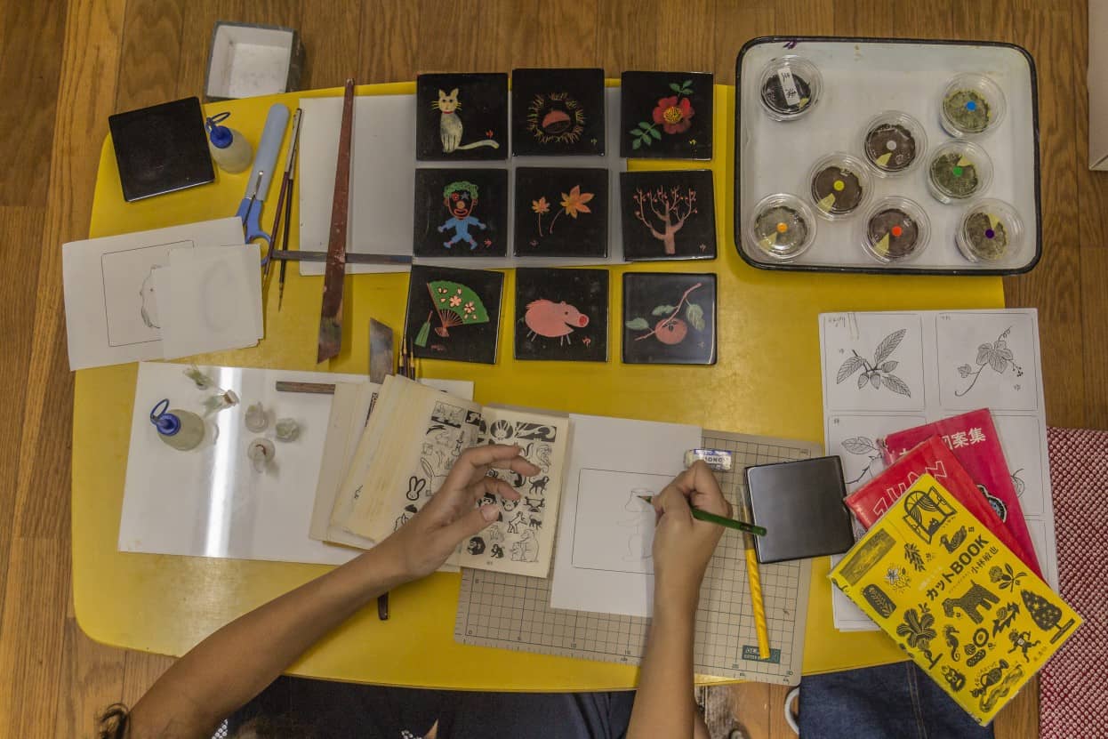 Plan de travail dans un atelier de sculpture et laque sur bois dans la ville de Murakami près de Niigata, Japon