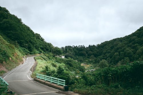 Les montagnes aux alentours de Yuzawa, préfecture d'Akita, Japon
