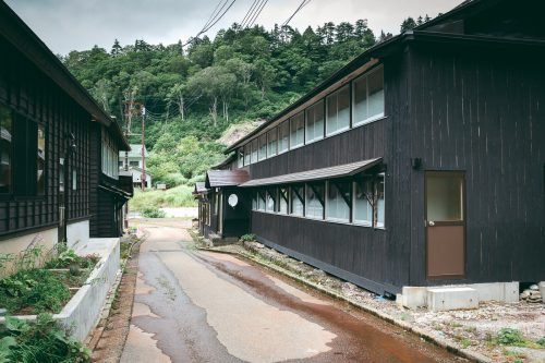 La ville thermale de Doroyu Onsen près de Yuzawa, préfecture d'Akita, Japon