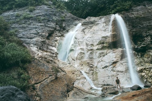 La cascade Kawarage Oyutaki près de Yuzawa, préfecture d'Akita, Japon