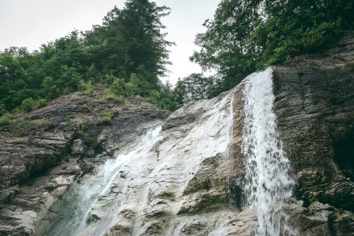 La cascade Kawarage Oyutaki près de Yuzawa, préfecture d'Akita, Japon