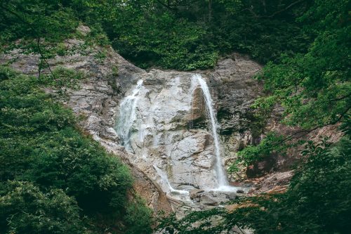 La cascade Kawarage Oyutaki près de Yuzawa, préfecture d'Akita, Japon