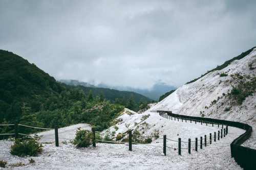 En redescendant du Kawarage Jigoku près de Yuzawa, préfecture d'Akita, Japon