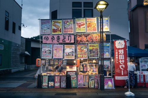 Street food japonaise au festival de Tanabata à Yuzawa, préfecture d'Akita, Japon