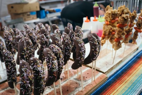 Street food japonaise au festival de Tanabata à Yuzawa, préfecture d'Akita, Japon