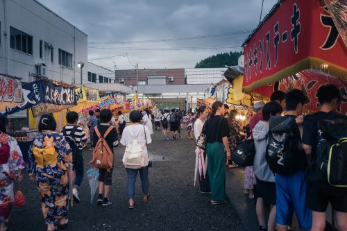 Stands de street food japoanise au festival de Tanabata à Yuzawa, préfecture d'Akita, Japon