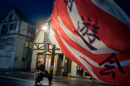 Porteur de drapeau au festival de Tanabata à Yuzawa, préfecture d'Akita, Japon