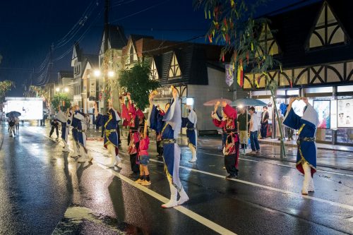 Danse traditionnelle bon odori lors du festival de Tanabata à Yuzawa, préfecture d'Akita, Japon