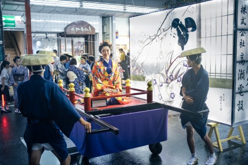 Défilé des habitants lors du festival de Tanabata à Yuzawa, préfecture d'Akita, Japon