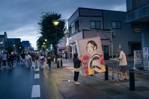 Les ruelles parées d'edoros lors du festival de Tanabata à Yuzawa, préfecture d'Akita, Japon